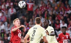 华体会app下载地址-包含前场大将破门得分队员热情庆祝胜利的词条