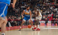 华体会培训-新疆伊力特球迷狂欢，庆祝球队取得六连胜，展现强大实力