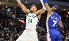 雄鹿惨遭76人逆转，字母哥难掩沮丧的简单介绍