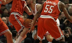 美洲篮球联赛混战不休，强弱对决激烈