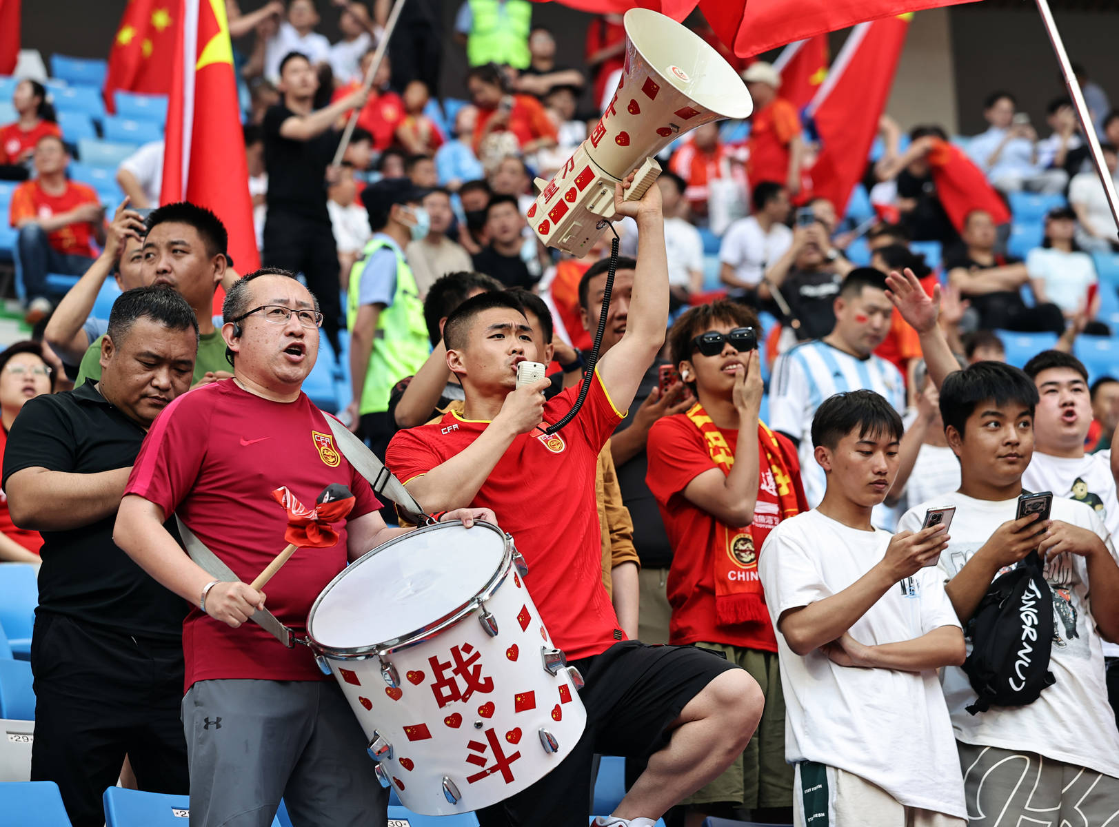 西雅图海湾者主场气氛火爆，球迷助威成强大后盾