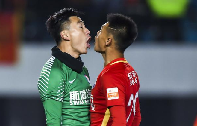 关于生死搏杀，两队剑拔弩张，场面无比激烈的信息