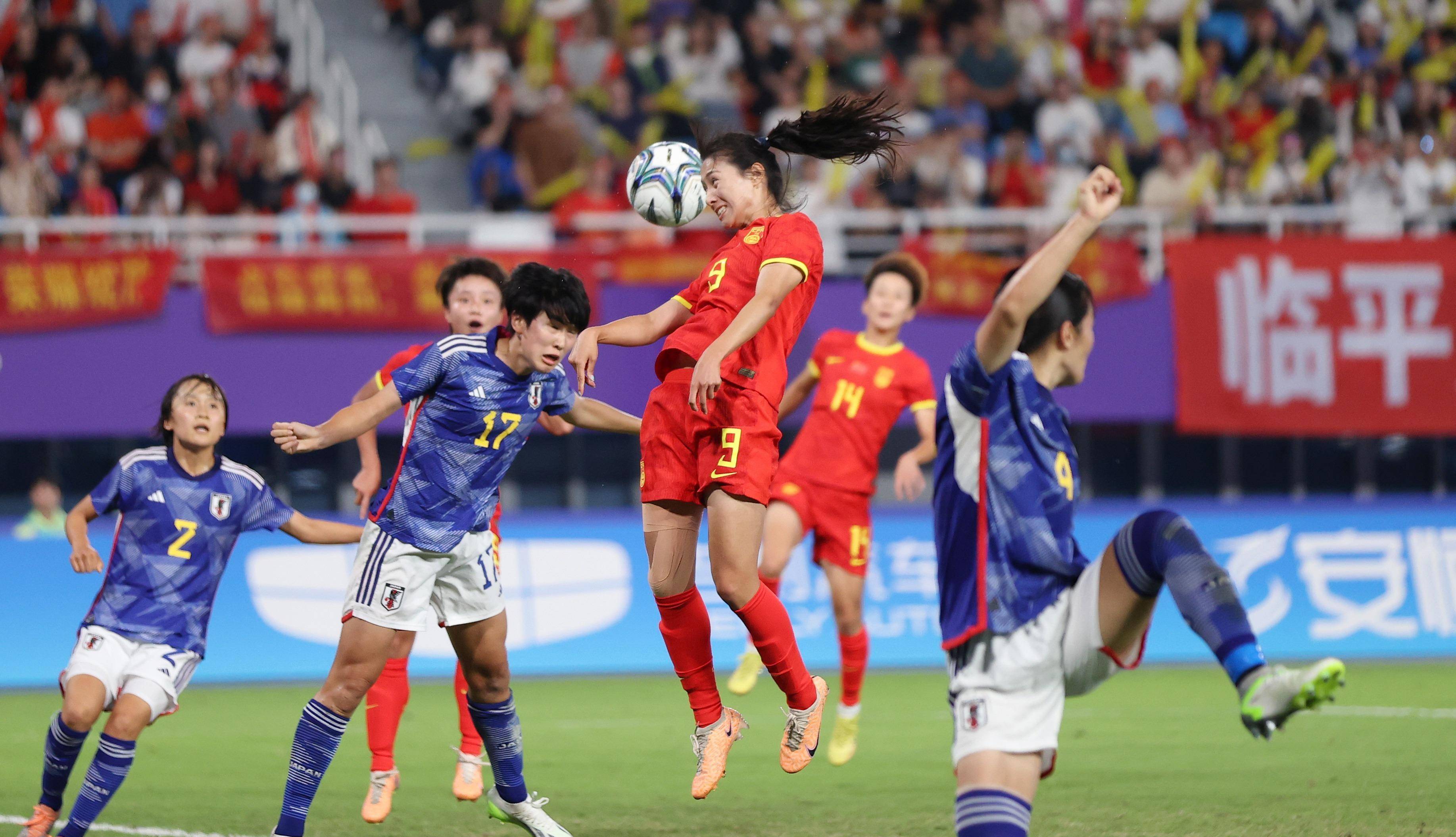 高水平女性足球运动员赢得赛场喝彩