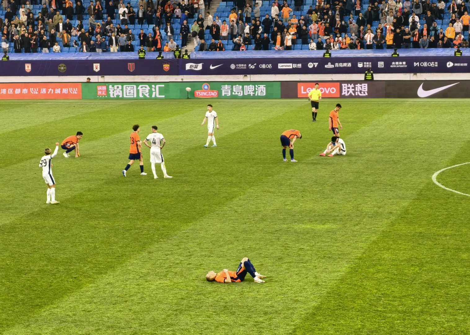 足球赛事引领球迷进入赛场狂热