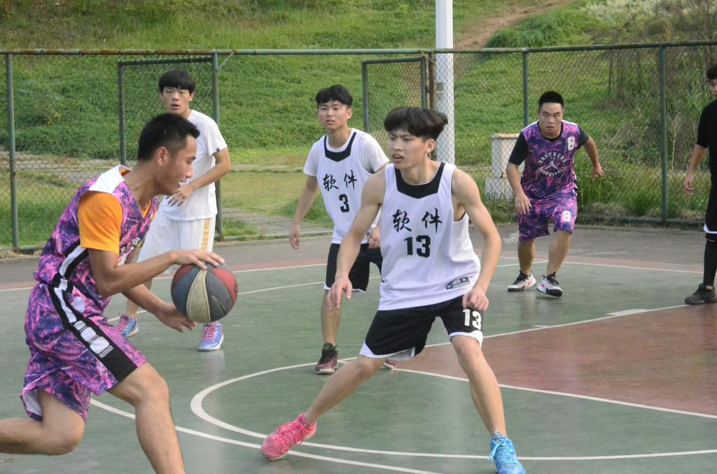 云南队在比拼中展现出色的篮球技艺 云南队在比拼中展现出色的篮球技艺