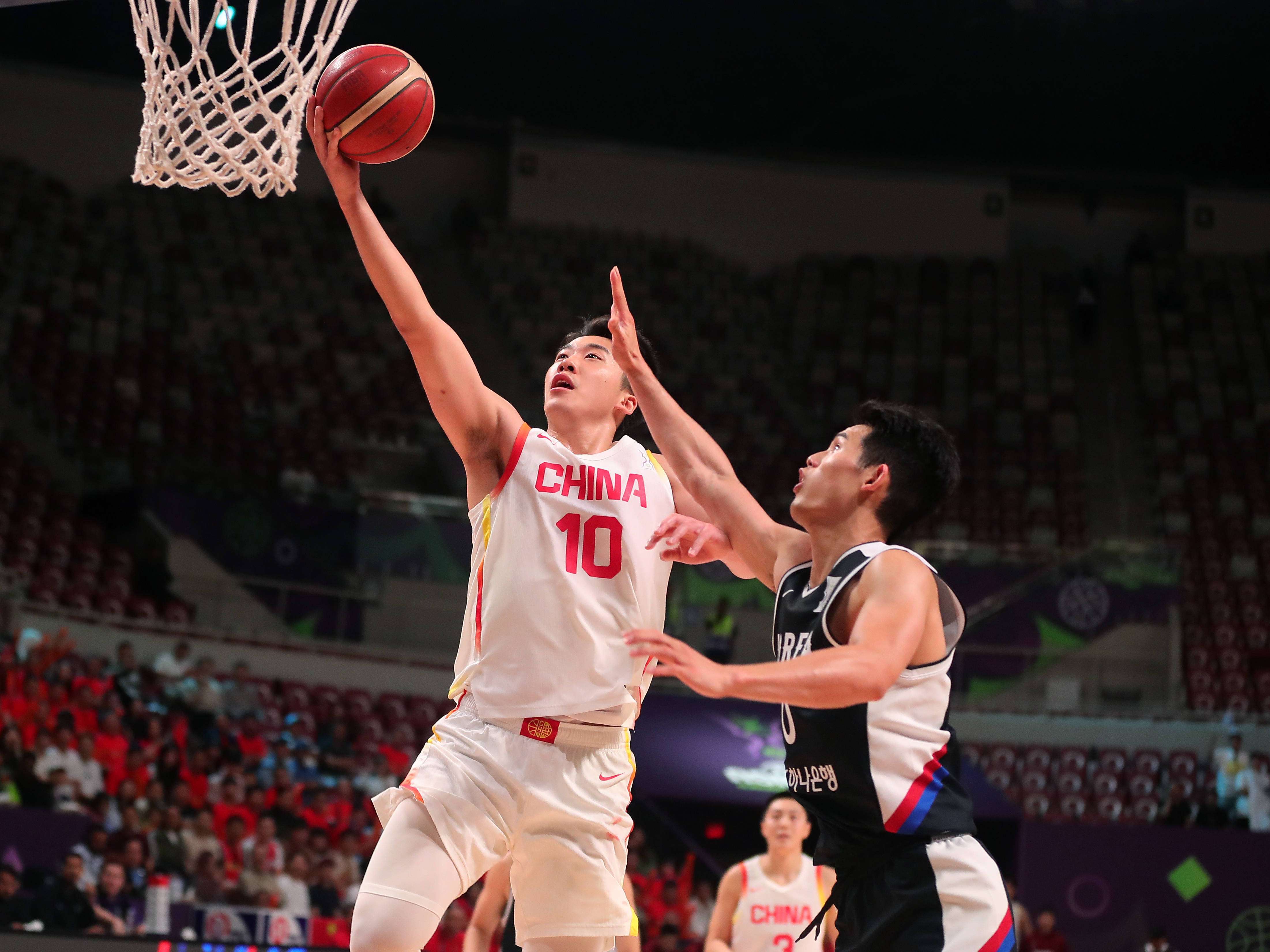 云南队在比拼中展现出色的篮球技艺 云南队在比拼中展现出色的篮球技艺