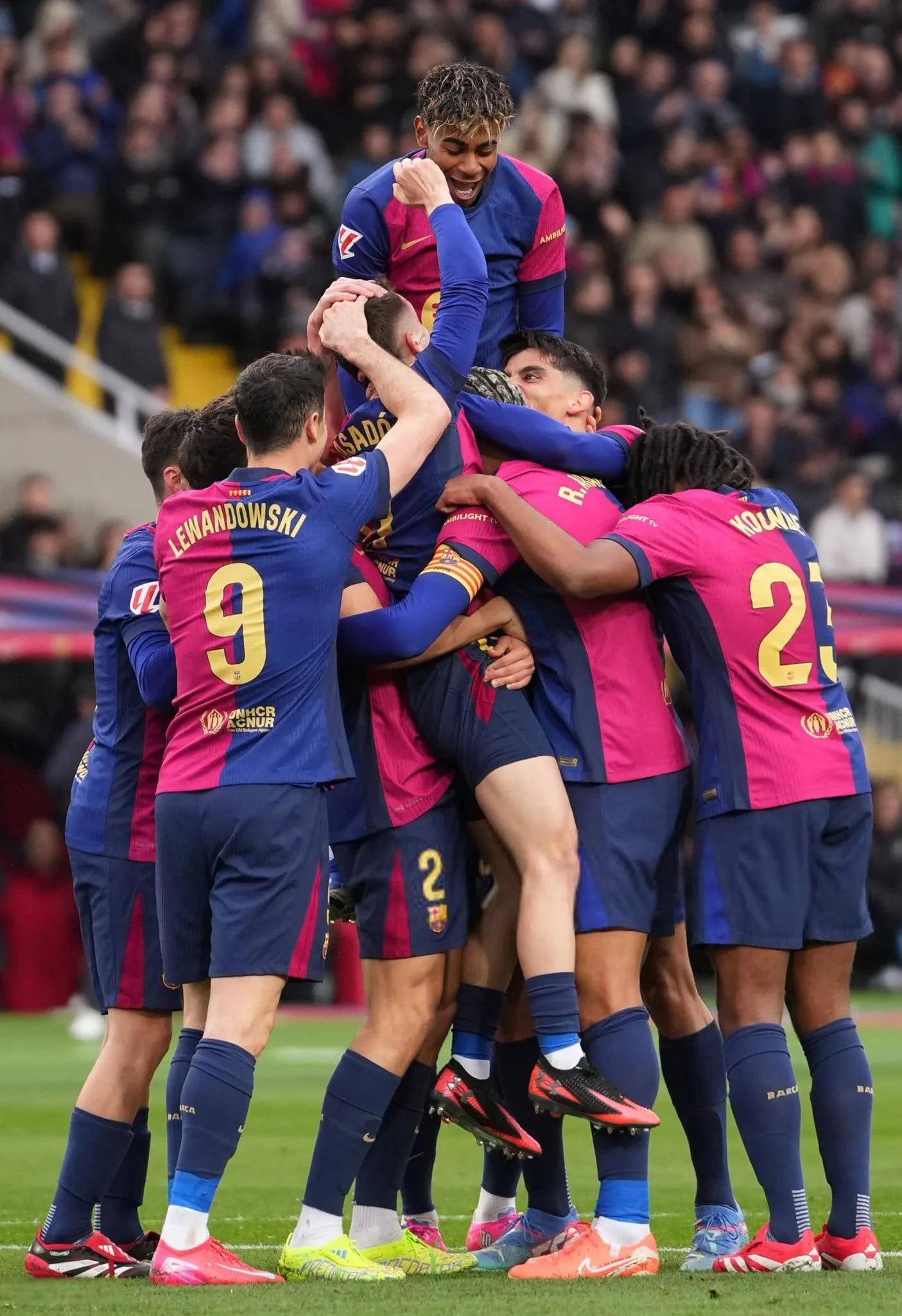 曼联艰难逆转,惊险进军淘汰赛 曼联艰难逆转,惊险进军淘汰赛