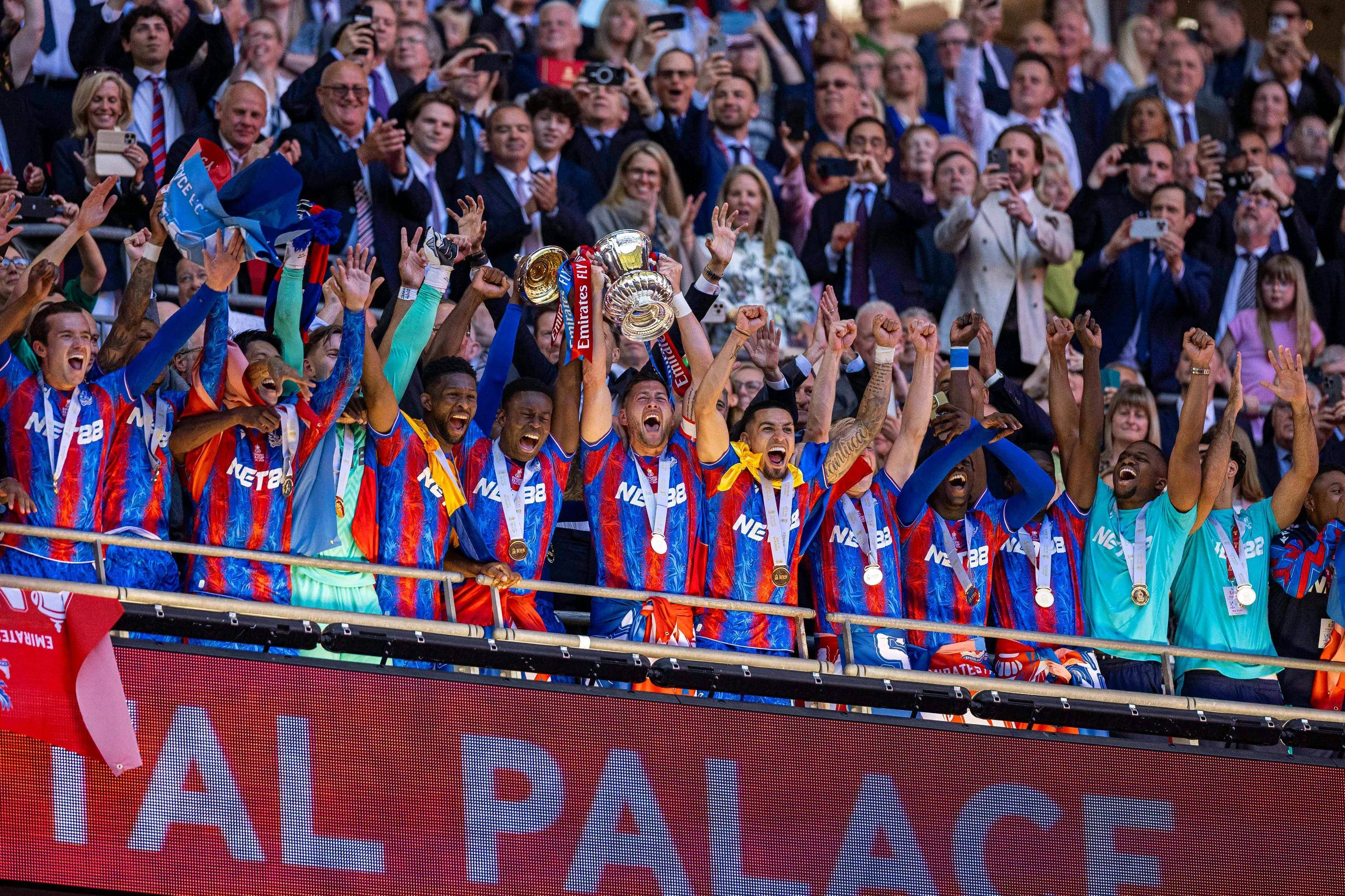 国际足球赛场上演精彩大战,球迷欢呼雀跃的简单介绍 国际足球赛场上演精彩大战,球迷欢呼雀跃的简单介绍