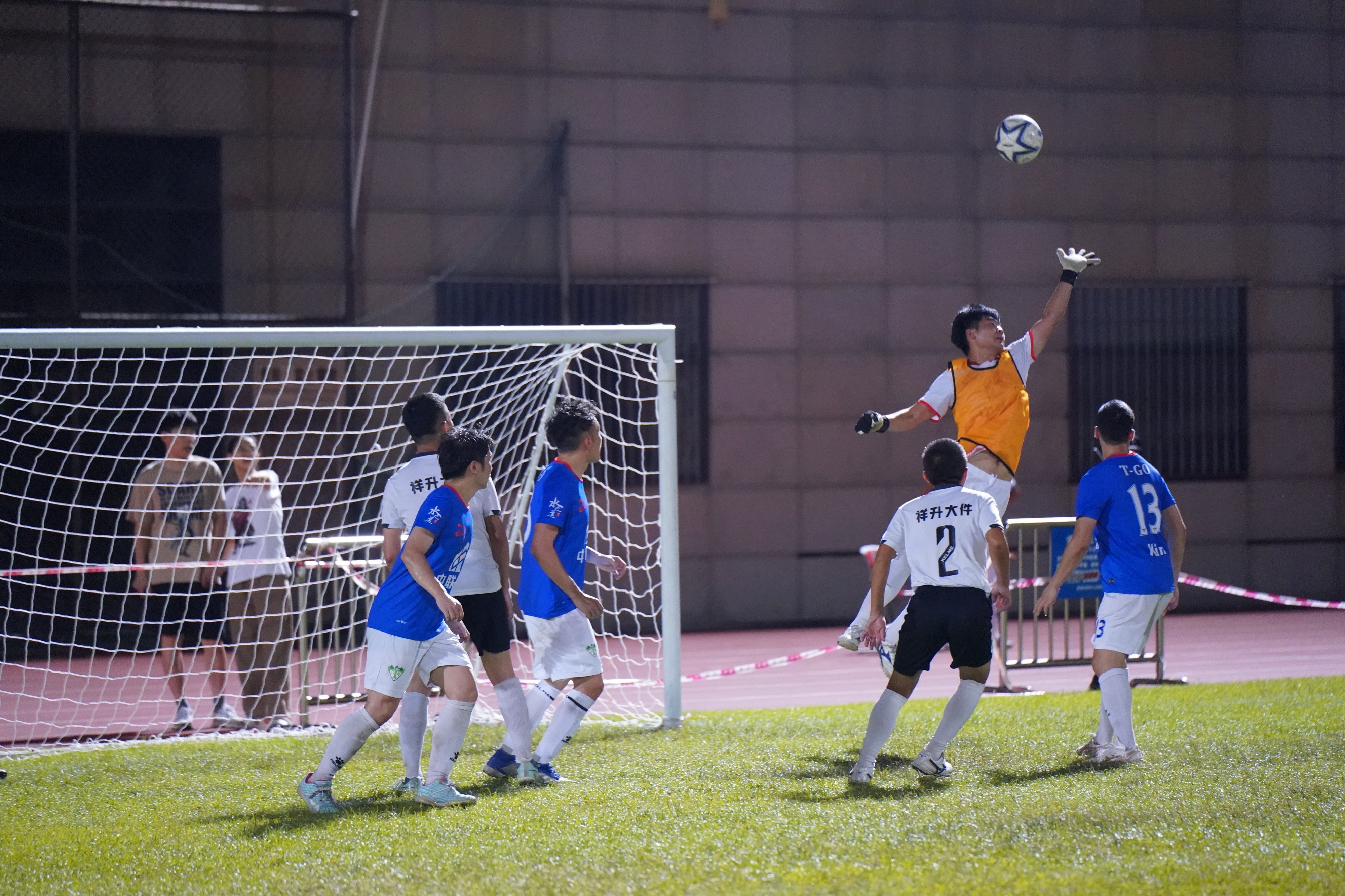 国际足球赛场上演精彩大战,球迷欢呼雀跃的简单介绍 国际足球赛场上演精彩大战,球迷欢呼雀跃的简单介绍