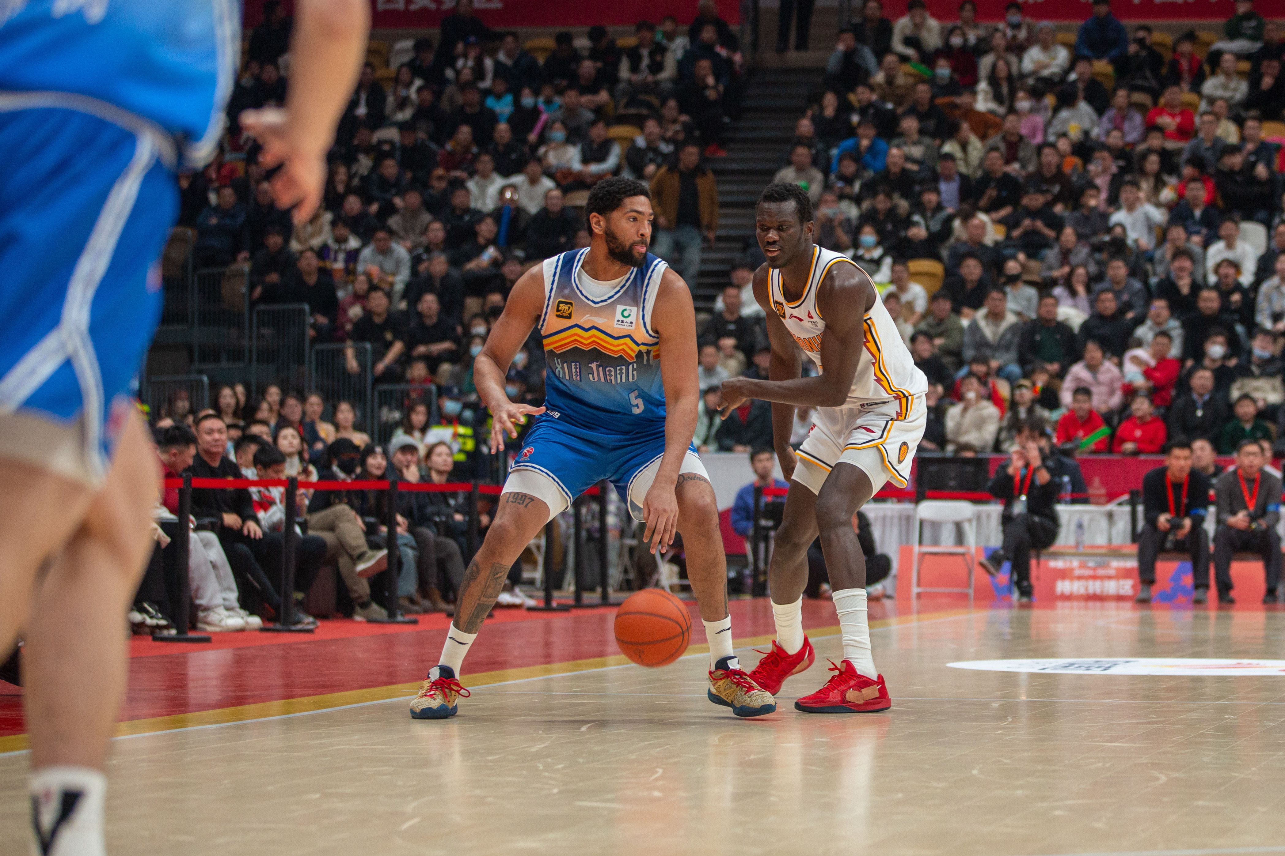 新疆伊力特球迷狂欢,庆祝球队取得六连胜,展现强大实力 新疆伊力特球迷狂欢,庆祝球队取得六连胜,展现强大实力