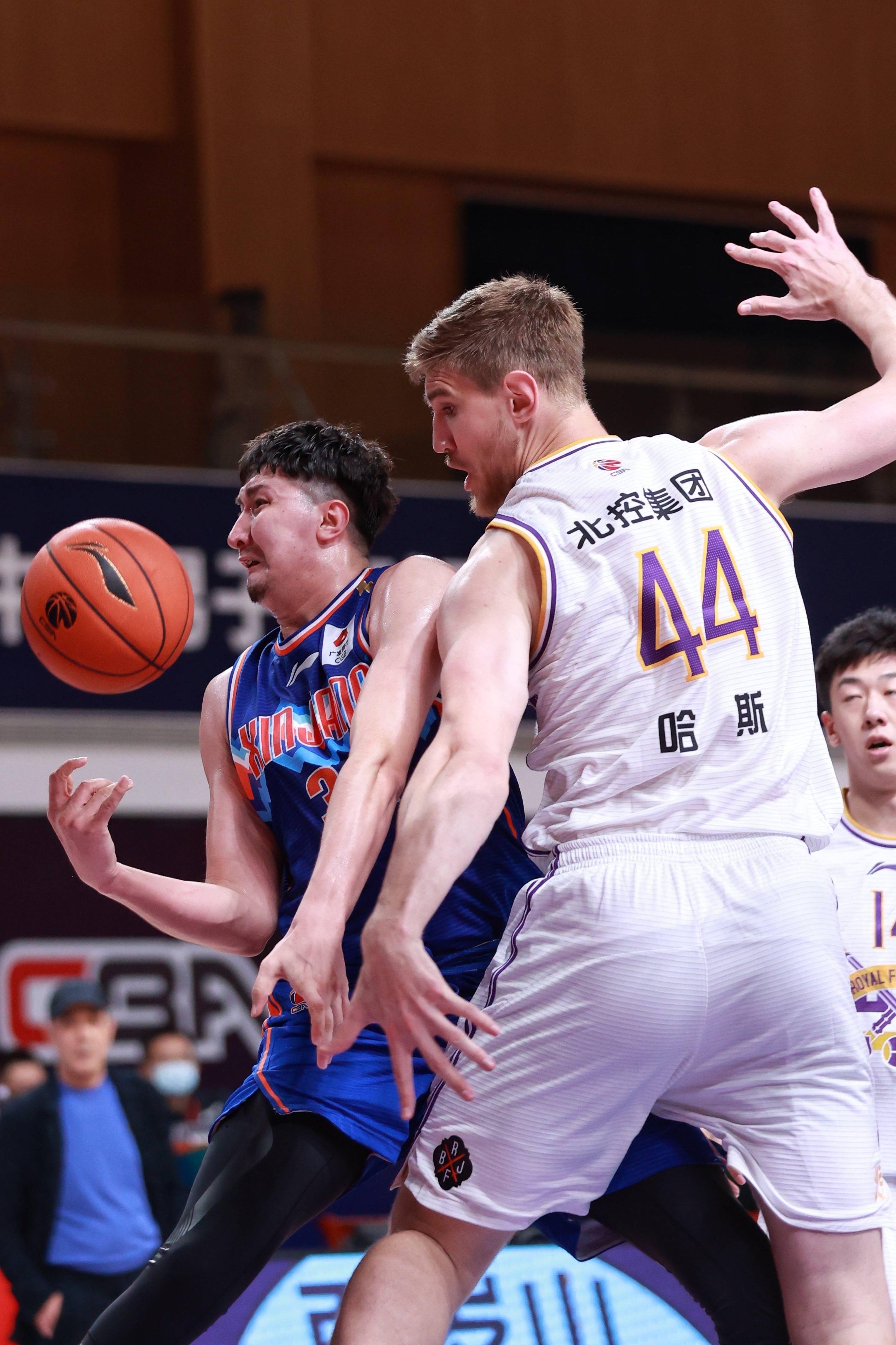 新疆伊力特球迷狂欢,庆祝球队取得六连胜,展现强大实力 新疆伊力特球迷狂欢,庆祝球队取得六连胜,展现强大实力