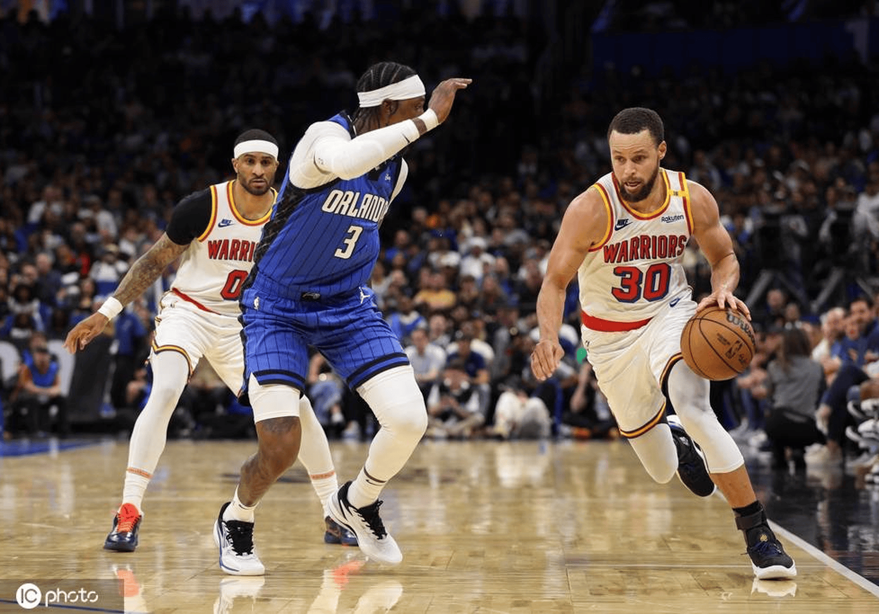 勇士大胜魔术，库里再次发挥出色助球队胜利的简单介绍