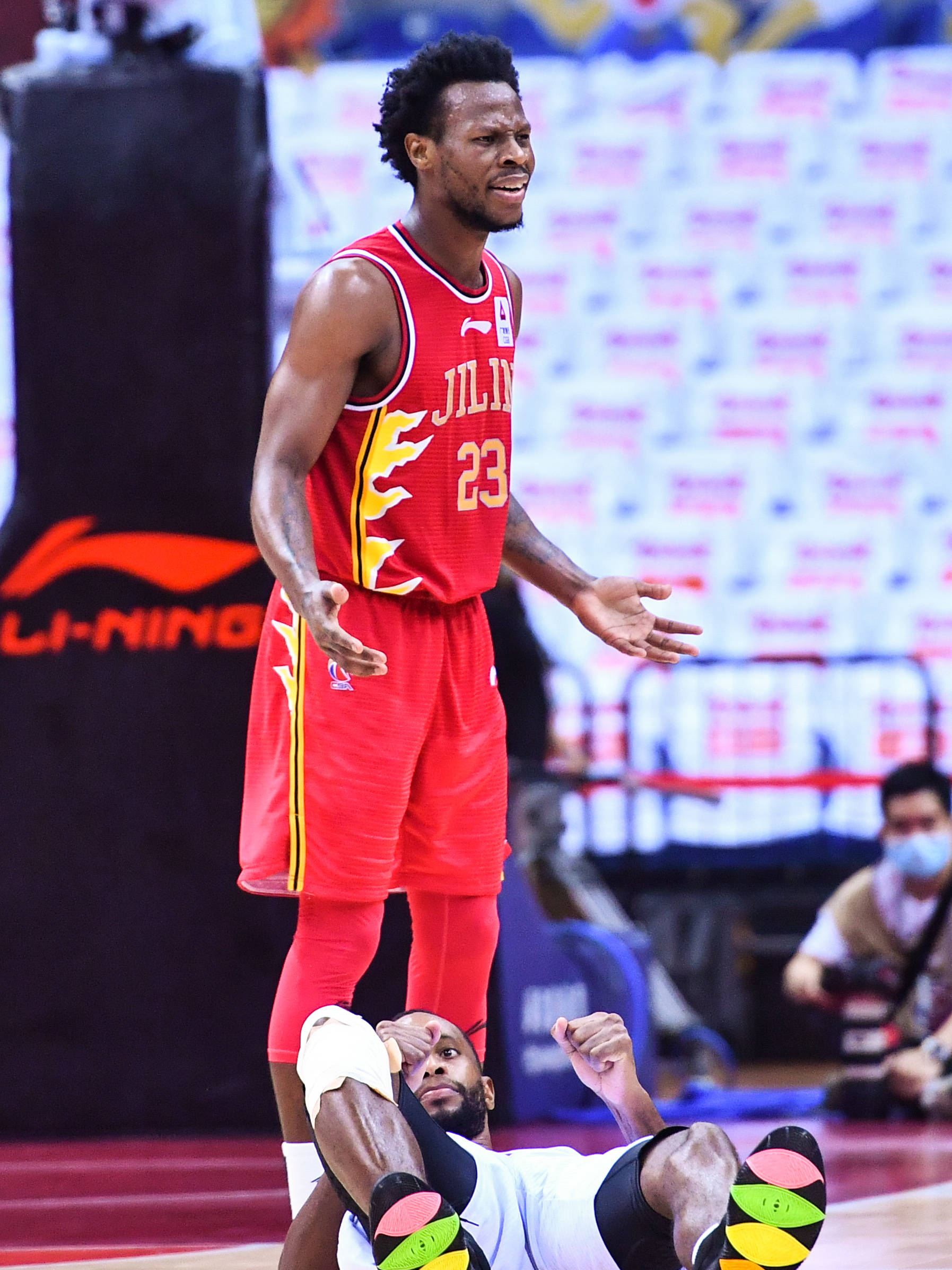 关于季后赛将上演激烈篮球对抗战的信息